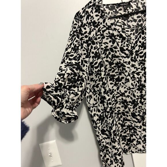 WELL WORN Women's Blouse Black and White Size M Loose Fitting Gathered Sleeves - Picture 7 of 7